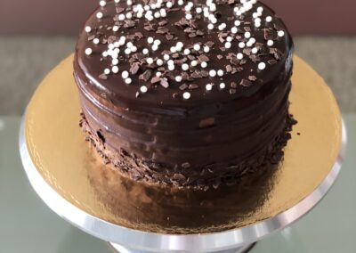 Schokotorte mit Schokoladen sauce ud Streusel