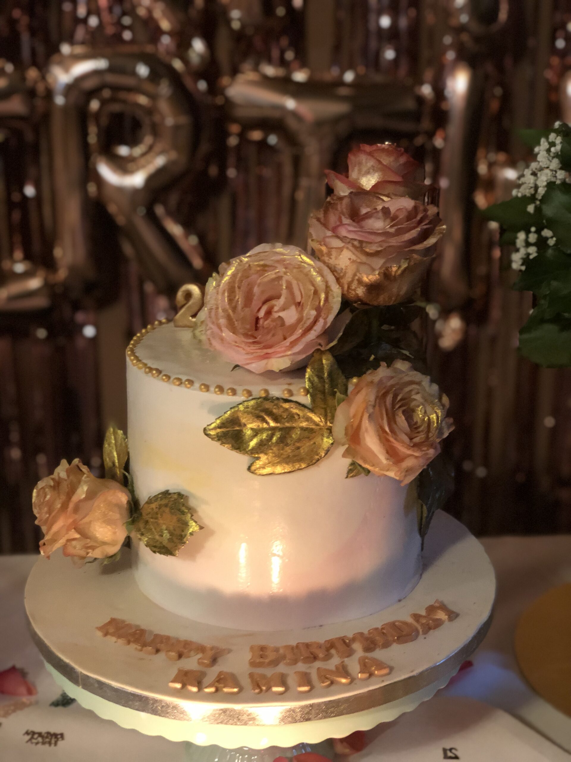 4 Gebuartstagstorten oben Links ein Einhorhntorte, Oben Rechts Blaue Spiderman Vs Superman Torte mit sternen und Figuren , Unten Links, Doppelstöckige Prinzesinen Torte mit Schleifen, Einhörnern und Blumen in Rosa, unten Links Zweistöckige Torten mit einem Schloss auf einer Insel